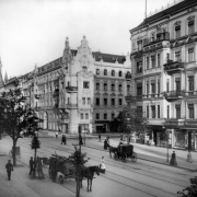 Kantstraße Ecke Joachimstaler Straße (Charlottenburg), 1900. Im Hintergrund: Kaiser-Wilhelm-Gedächtniskirche. - Landesarchiv Berlin, F Rep. 290 (01) Nr. II12239 / Fotograf: Waldemar Titzenthaler