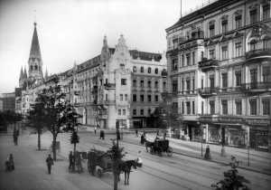 Kantstraße Ecke Joachimstaler Straße (Charlottenburg), 1900. Im Hintergrund: Kaiser-Wilhelm-Gedächtniskirche. - Landesarchiv Berlin, F Rep. 290 (01) Nr. II12239 / Fotograf: Waldemar Titzenthaler