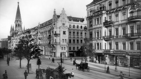 Kantstraße Ecke Joachimstaler Straße (Charlottenburg), 1900. Im Hintergrund: Kaiser-Wilhelm-Gedächtniskirche. - Landesarchiv Berlin, F Rep. 290 (01) Nr. II12239 / Fotograf: Waldemar Titzenthaler