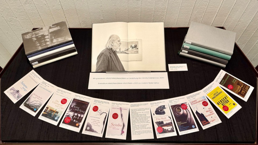 László Krasznahorkai - Vitrine zur Verleihung des Literaturnobelpreises 2025