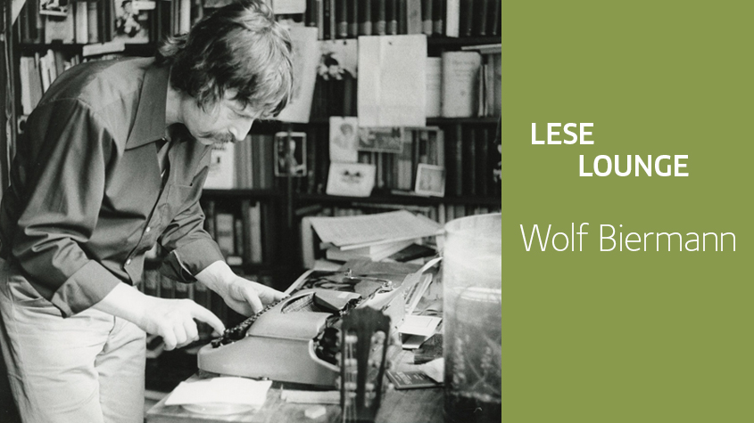 Wolf Biermann in seiner Ostberliner Wohnung Chausseestraße 131 im Jahr 1975 an seiner Schreibmaschine Modell „Erika“. SBB-PK, Handschriftenabteilung, Referat Nachlässe und Autographen: „Wolf Biermann Archiv“ (Nachlass 610)