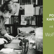 Wolf Biermann in seiner Ostberliner Wohnung Chausseestraße 131 im Jahr 1975 an seiner Schreibmaschine Modell „Erika“. SBB-PK, Handschriftenabteilung, Referat Nachlässe und Autographen: „Wolf Biermann Archiv“ (Nachlass 610)