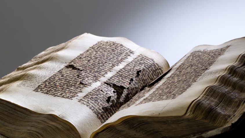 Massiver Tintenfraß an einer deutschen Handschrift aus der ersten Hälfte des 15. Jahrhunderts, Staatsbibliothek zu Berlin - Foto: Jörg F. Müller | CC BY-SANC 3.0