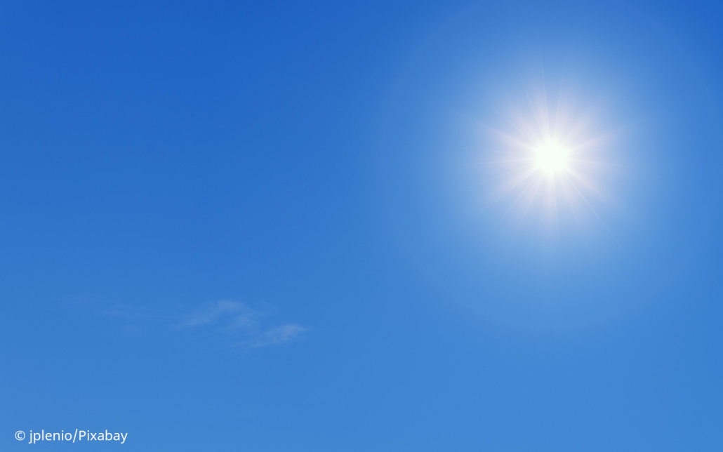 Blauer Himmel mit strahlender Sonne
