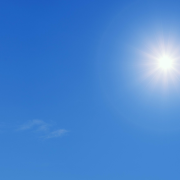 Blauer Himmel mit strahlender Sonne