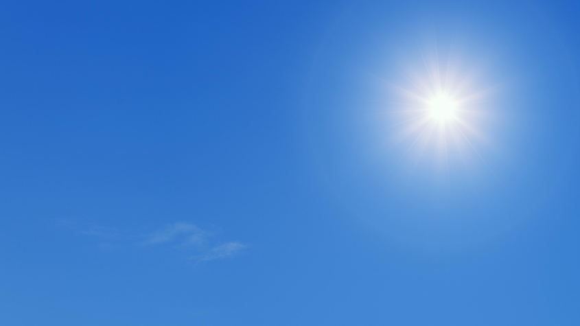 Blauer Himmel mit strahlender Sonne