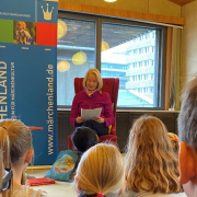 Barbara Schneider-Kempf liest aus dem Märchen "Das Zauberpferd". Foto: Märchenland e.V.