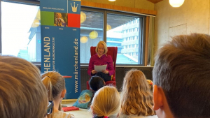 Barbara Schneider-Kempf liest aus dem Märchen "Das Zauberpferd". Foto: Märchenland e.V.