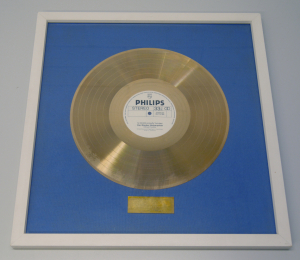 Die Goldene Schallplatte, mit der das Hörspiel „Der Räuber Hotzenplotz“ in den 1970er Jahren ausgezeichnet wurde.