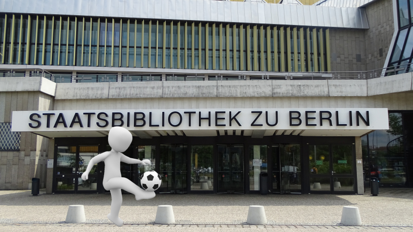 Haupteingang Haus Potsdamer Straße mit Fußball - Staatsbibliothek zu Berlin-PK, CC NC-BY-SA