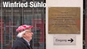 Winfried Sühlo: "Der rote Koffer. Mein Blick auf ein gespaltenes Land". verlag am park, Berlin 2016. mit freundlicher Genehmigung des Verlags