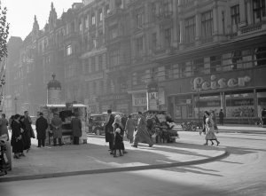 Corner of Tauentzienstraße and Passauerstraße, 1930s. - Photo:Willem van de Poll (onbekend). - Lizenz: Nationaal Archief, CC0 https://www.nationaalarchief.nl/onderzoeken/fotocollectie/aea29c14-d0b4-102d-bcf8-003048976d84