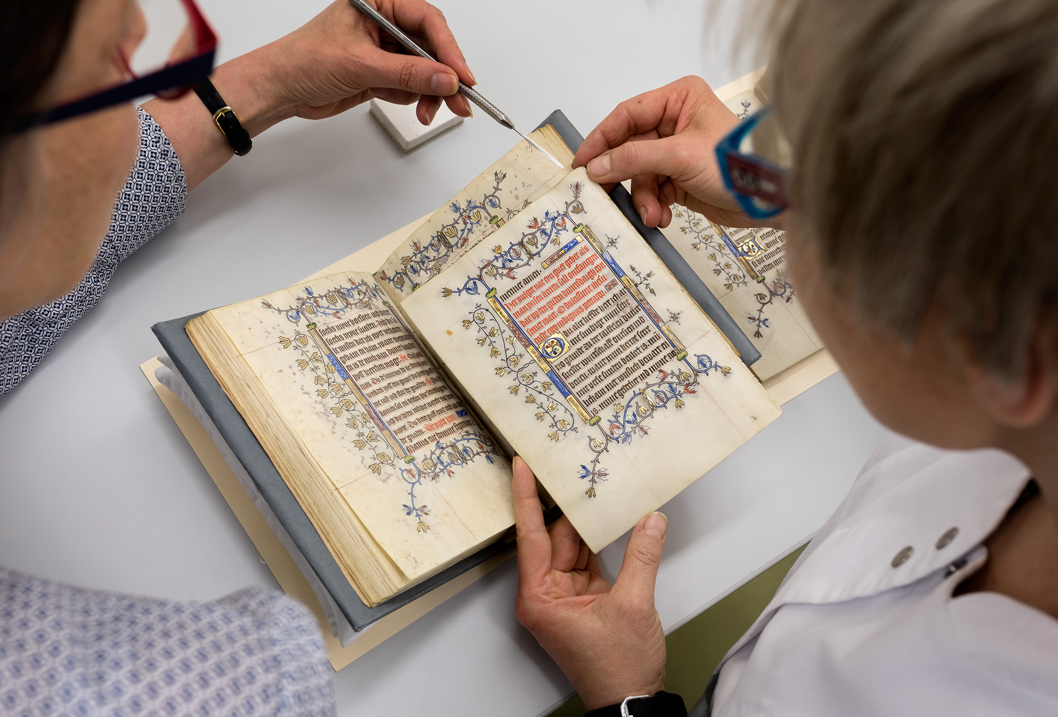 Untersuchung einer mittelalterlichen Handschrift. © Stabi Berlin, Hagen Immel