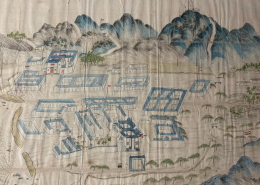 Blick auf die Stadt Tsingtau, umschlossen von einer Küste und einer Gebirgskette