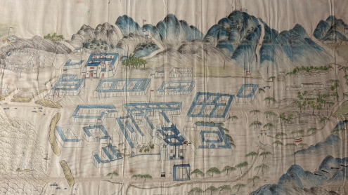 Blick auf die Stadt Tsingtau, umschlossen von einer Küste und einer Gebirgskette