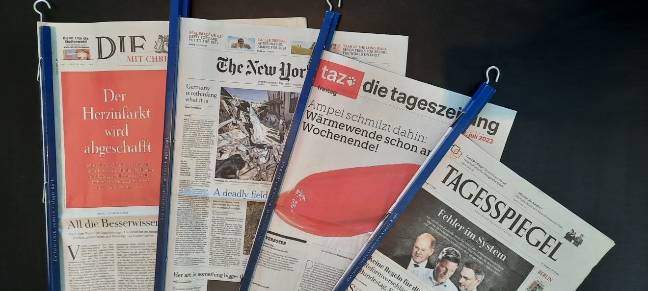 Schwarz auf weiß! – Gedruckte Zeitungen in der Leselounge im Haus Potsdamer Straße
