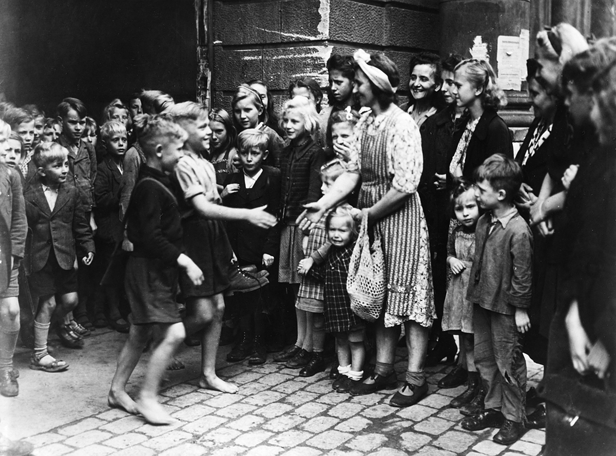 Schulkinder werden von ihren Müttern vom Unterricht abgeholt, der schon bald nach Kriegsende wieder aufgenommen worden war. bpk-Fotoarchiv / Fotograf unbekannt
