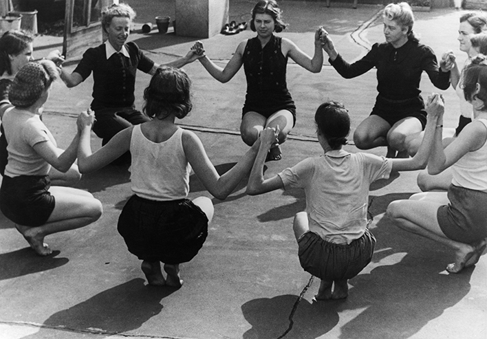 Sportunterricht für die künftigen Kinderpflegerinnen auf dem Dachgarten des Pestalozzi-Fröbel-Hauses. bpk-Fotoarchiv / Fotograf unbekannt