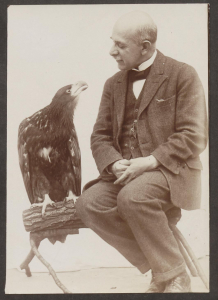 Oskar Heinroth mit Adler (Nachlass Oskar Heinroth, Nachl. 137; Fotograf Klaus Nigge)
