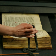 Eine mittelalterliche Buchhandschrift wird digitalisiert