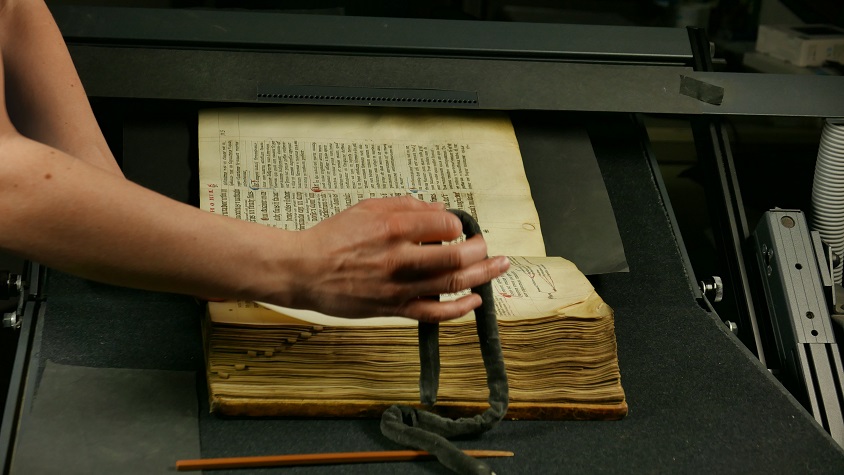 Eine mittelalterliche Buchhandschrift wird digitalisiert