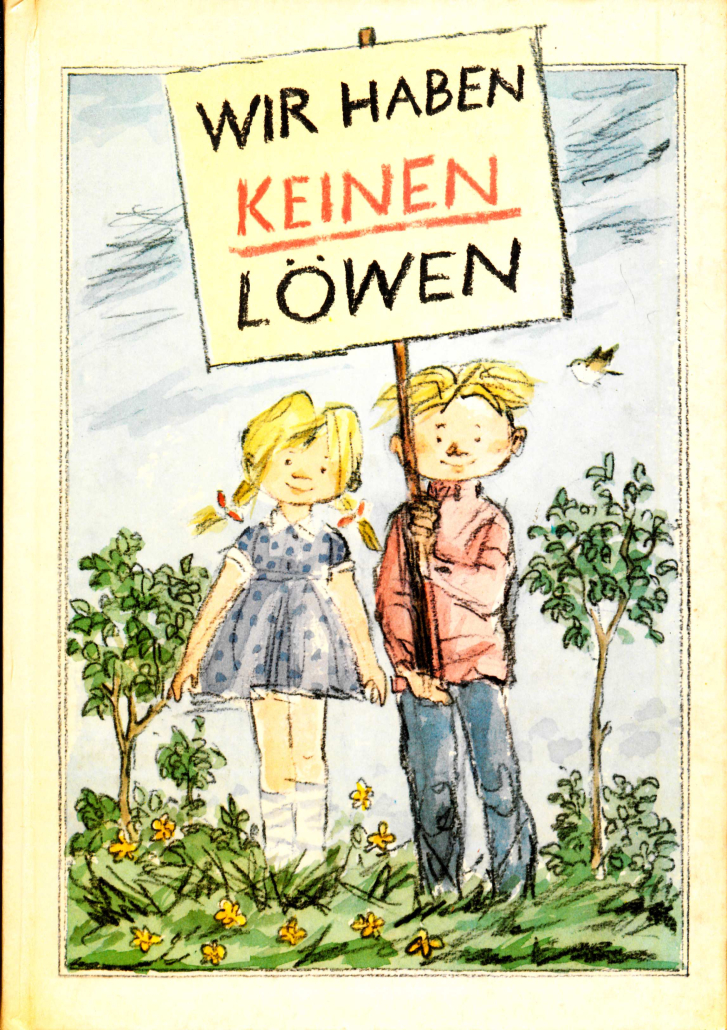 Cover von "Wir haben keinen Löwen". Zwei Kinder -- eines mit blauem Kleid und zwei blonden Zöpfen, eines mit Hose, Pulli und kurzen blonden Haaren -- stehen auf einer Wiese mit zwei Bäumen und halten ein Schild hoch, auf dem der Titel des Buches steht.