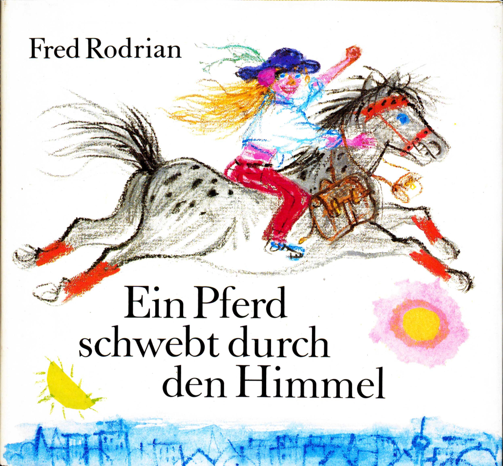 Cover von "Ein Pferd schwebt durch den Himmel". Ein Kind mit langen Haaren und einem lila Hut reitet auf einem grauen Pferd durch die Lüfte