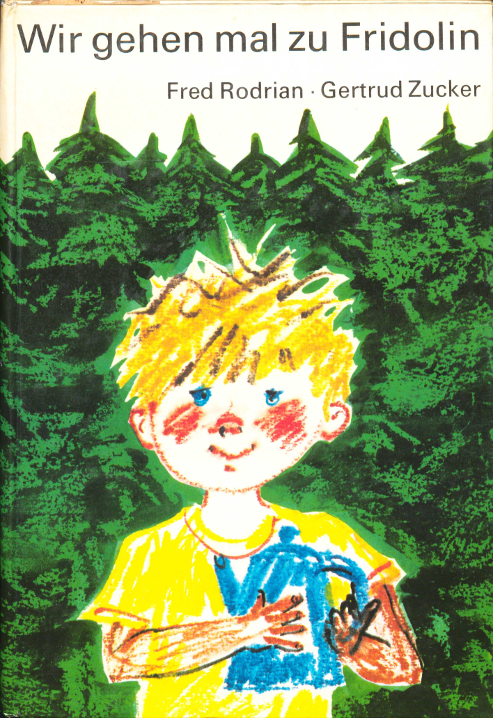 Cover von "Wir gehen mal zu Fridolin". Ein blondes Kind mit einer Teekanne in der Hand steht vor einem Nadelwald.